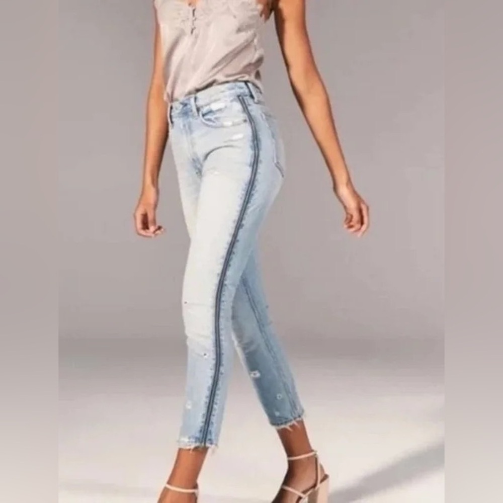 Abercrombie & Fitch Annie High Rise Girlfriend Light‎ Wash Zipper Jeans
